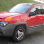 El Pontiac Aztek es uno de los ejemplos más citados de diseño fallido. Su estética desproporcionada y poco armoniosa eclipsó sus soluciones prácticas, como el kit de camping integrado. Aunque ganó notoriedad en la cultura pop, su imagen sigue siendo sinónimo de diseño poco acertado.