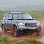 El Range Rover Mk3 representa una de las etapas más equilibradas del icónico SUV británico. Desarrollado bajo influencia de BMW, combina lujo, confort y auténticas capacidades todoterreno. Hoy es una opción atractiva en el mercado de ocasión por su relación entre precio y prestigio.