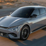 El Kia EV6 es el rival más directo del Ioniq 5, con el que comparte plataforma y tecnología. Ofrece hasta más de 300 millas de autonomía y versiones GT que superan los 600 CV. Su diseño es más deportivo y convencional, lo que lo convierte en una alternativa más “tradicional” frente al estilo futurista del Hyundai.