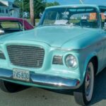 El Studebaker Lark es una de esas joyas olvidadas que cada vez llaman más la atención. Fue un coche compacto, sencillo y pensado para el uso diario, pero hoy destaca por su estética diferente y exclusividad. Mientras otros Studebaker superan cifras elevadas, todavía es posible encontrar unidades funcionales por entre 4.600 y 5.500 dólares, una ganga en el mundo clásico.