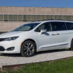 Chrysler se encuentra en un punto delicado dentro del grupo Stellantis. Los propietarios se quejan constantemente del servicio posventa, así como de una gama de modelos desactualizada y un valor percibido bajo frente al precio. El lento ritmo de renovación de sus plataformas solo intensifica la frustración entre sus clientes.