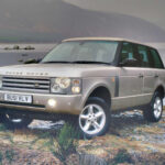 El Range Rover es uno de los SUV de lujo más influyentes de la historia. Durante la etapa en la que Ford controlaba Land Rover, este modelo consolidó su reputación combinando capacidades off-road con confort premium, marcando un estándar que sigue vigente.