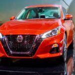 El Nissan Altima 2019 se presenta como un sedán confiable y eficiente, con un motor 2.5 S y un consumo combinado de 32 mpg. Este modelo incluye Apple CarPlay, arranque remoto y un sistema de sonido de seis altavoces, ofreciendo conectividad y comodidad. Con precios de segunda mano entre $11,900 y $17,200, sigue siendo una opción económica para quienes buscan durabilidad sin sacrificar tecnología.