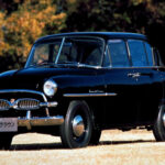 La influencia de W. Edwards Deming fue clave en la transformación de Toyota. Introdujo métodos de control de calidad y mejora continua que integraban a trabajadores, directivos y proveedores. Su filosofía permitió a Toyota construir una base sólida en procesos eficientes y orientados a la excelencia.La influencia de W. Edwards Deming fue clave en la transformación de Toyota. Introdujo métodos de control de calidad y mejora continua que integraban a trabajadores, directivos y proveedores. Su filosofía permitió a Toyota construir una base sólida en procesos eficientes y orientados a la excelencia.