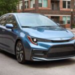El Toyota Corolla Sedan 2022 continúa siendo una referencia entre los coches compactos por su equilibrio general. La duodécima generación mantuvo la fórmula tradicional de la marca: mecánicas probadas, costes bajos y gran durabilidad. Además, la versión híbrida logra cifras de consumo excelentes. Es uno de los coches pequeños más fiables y rentables del mercado.