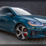 El Volkswagen Golf GTI registra un coste de mantenimiento estimado de 5.973 dólares en diez años, apenas 32 dólares menos que el Toyota RAV4. Aunque para un hatchback deportivo no es una cifra baja, sigue sorprendiendo por su equilibrio entre prestaciones y gastos razonables. Es una opción atractiva para quien busca diversión sin disparar el presupuesto mecánico.