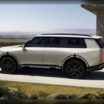 Los compradores actuales ya no buscan solo espacio para siete pasajeros o buen maletero. Ahora exigen confort, conectividad y acabados cuidados incluso en modelos generalistas. Pantallas grandes, asistentes de seguridad y materiales agradables son parte del nuevo estándar. La practicidad ya no basta para vender un SUV grande.