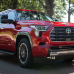 El Toyota Sequoia de última generación lidera los rankings de longevidad, con una vida útil media cercana a los 480.000 km. Su robusto sistema híbrido V6 biturbo y su կառուցcción lo convierten en una opción ideal para uso intensivo, incluso fuera del asfalto.