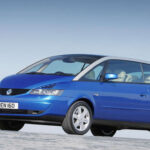 El Renault Avantime fue presentado como un concepto revolucionario de “coupé monovolumen”, una mezcla entre lujo, confort y diseño futurista. En su época resultó demasiado adelantado, con proporciones poco convencionales que el mercado no supo entender. Sin embargo, hoy se valora como una pieza de diseño audaz y casi experimental, con una estética que anticipó tendencias actuales.