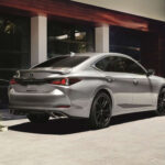 El Lexus ES 2025 parte en torno a los 43.215 dólares, con varias versiones que van desde configuraciones básicas hasta acabados Ultra Luxury y F Sport. Es una berlina premium de acceso al universo Lexus, pero su precio puede subir rápidamente si se opta por equipamiento avanzado.