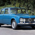 La Alfa Romeo Giulia original nació en 1962 como una berlina compacta avanzada para su tiempo. Su diseño aerodinámico y motores Twin Cam marcaron una época, destacando por su equilibrio entre deportividad y practicidad dentro del segmento europeo de los años 60.