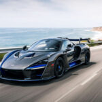 El McLaren F1 es considerado uno de los mejores coches deportivos jamás creados. Con su innovadora configuración de tres asientos y un motor V12 atmosférico de 618 CV, redefinió lo que podía ser un superdeportivo en los años 90. Su exclusividad, con solo 106 unidades fabricadas, lo ha convertido en una pieza de colección valorada en decenas de millones.