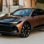 El Toyota Crown 2025 se ofrece exclusivamente con motorizaciones híbridas. La gama base combina un motor de 2.5 litros con apoyo eléctrico, alcanzando unos 236 CV y priorizando la eficiencia, con consumos cercanos a los 4,5 l/100 km en ciclo mixto. En su versión más potente, incorpora un 2.4 turbo híbrido con 340 CV, sacrificando algo de eficiencia a cambio de prestaciones claramente superiores.