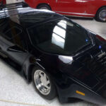 El Vector W8 es uno de los superdeportivos más excéntricos jamás creados en Estados Unidos. Fabricado entre finales de los 80 y principios de los 90, combinaba diseño futurista con un enfoque casi aeronáutico. Su producción limitada y su complejidad técnica lo convirtieron en una rareza absoluta dentro del mundo del motor.