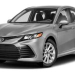 MSRP 2026: $29,300 | Costo mantenimiento 5 años: $3,067
El Camry destaca por su manejo ágil y eficiencia: combinado 51 mpg. Los usuarios aprecian su confiabilidad y facilidad de conducción, y Consumer Reports lo coloca entre los autos con menos problemas.