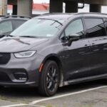 La Chrysler Pacifica encabeza esta lista por una llamada a revisión que afecta a cerca de 250.000 unidades debido a un defecto en los airbags laterales de cortina. Se trata de un elemento clave de seguridad, especialmente en impactos laterales, donde su correcto funcionamiento puede marcar la diferencia entre lesiones leves y consecuencias graves.

En un vehículo pensado para familias, este tipo de fallo genera especial preocupación. La Pacifica era una referencia entre los monovolúmenes modernos, pero este incidente pone en duda la confianza de muchos compradores que priorizan la seguridad por encima de todo.