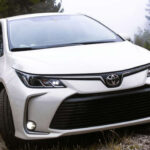 El Toyota Corolla es una de las opciones más seguras para empezar. Destaca por su fiabilidad mecánica, bajo consumo y mantenimiento sencillo. No busca impresionar, pero cumple perfectamente en el día a día, algo clave para un primer vehículo.