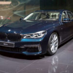 Pierde entre un 50% y 70% de su valor en apenas cinco años, una cifra difícil de asumir para cualquier propietario. La rápida evolución tecnológica de BMW hace que generaciones anteriores queden obsoletas en muy poco tiempo, especialmente en sistemas como el iDrive o asistencias avanzadas. A eso se suma el alto coste de mantenimiento y la gran cantidad de unidades procedentes de leasing, que saturan el mercado de ocasión y obligan a bajar precios.