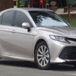 Preguntale a cualquier mecánico qué sedán compraría para uso diario intensivo y el Camry aparece inmediatamente. Su motor 2.5 litros está diseñado para trabajar sin exigencias extremas, lo que reduce desgaste interno a largo plazo. No busca cifras espectaculares, sino constancia mecánica. Con mantenimientos básicos —aceite, frenos y poco más— muchos propietarios superan los 300.000 km sin abrir el motor, algo que explica por qué su reputación es tan sólida.