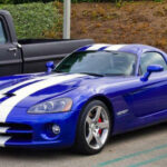 Sin ayudas electrónicas, sin comodidades básicas y con un V10 brutal, el Viper asustó a más de un comprador. Era incómodo y exigente, pero esa misma crudeza lo convirtió en un icono. Las primeras unidades, bien conservadas, alcanzan cifras que en los 90 parecían impensables.