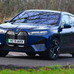 Cuando se presentó, el iX fue duramente criticado por su enorme parrilla y diseño rompedor. Sin embargo, bajo esa estética hay un SUV eléctrico extremadamente cómodo y tecnológico, con detalles como techo electrocrómico y sonido premium. No es el más explosivo en salida, pero su respuesta instantánea lo hace sorprendentemente divertido.