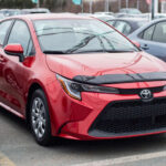 Toyota Corolla es uno de los coches más vendidos de la historia
Con más de 50 millones de unidades vendidas desde 1966, el Corolla no solo es el modelo más exitoso de Toyota, sino uno de los coches más vendidos de todos los tiempos. Incluso hoy sigue compitiendo entre los más vendidos a nivel global, lo que confirma su reputación.