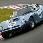 Creado por Giotto Bizzarrini tras su salida de Ferrari, este modelo combinaba diseño italiano con mejoras en rendimiento respecto al Iso Grifo. Solo se fabricaron 133 unidades antes de la quiebra de la marca. Hoy es una pieza extremadamente exclusiva, con versiones “continuation” cercanas a los 2 millones de dólares.