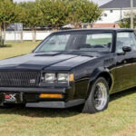 Un muscle car diferente: V6 turbo, tracción trasera y estética completamente negra. En su época sorprendió por superar a deportivos más caros. Hoy, las unidades originales siguen subiendo, impulsadas también por el valor del GNX.