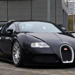 Con 1.200 CV y una velocidad máxima de 431 km/h, fue el referente absoluto de su época. Su motor W16 y su lujo lo convirtieron en un icono. Producción limitada y finalizada en 2015.