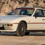 El 924 siempre vivió a la sombra de otros Porsche, pero tenía una base técnica brillante. Su configuración transaxle le daba un reparto de peso casi perfecto, lo que se traducía en un manejo ágil y muy equilibrado. No era el más potente, pero sí uno de los más divertidos de conducir en su segmento.