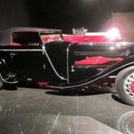 El Bucciali TAV 8 Roadster de 1928 fue una creación revolucionaria para su época. Los hermanos Bucciali diseñaron un coche extremadamente avanzado, con motor de ocho cilindros en línea y tracción delantera asociada a una transmisión CVT, una solución impensable para finales de los años veinte.

Su carrocería baja y elegante, firmada en varias unidades por Saoutchik, remataba una silueta casi futurista. Incluso existieron variantes aún más radicales con motor V12 y una versión “Double Huit” con dos motores de ocho cilindros unidos.
