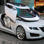 Un concept totalmente distinto: en lugar de puertas, todo el cockpit se abría hacia adelante. Inspirado en la aviación, eliminaba el parabrisas tradicional y usaba cámaras en lugar de espejos. Era futurista incluso para los estándares actuales.