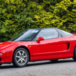 El Honda NSX cambió por completo la idea de superdeportivo. Ofrecía rendimiento de alto nivel, pero con una confiabilidad y facilidad de uso impensadas en su época. Su equilibrio de chasis y comportamiento lo convirtieron en un auto usable todos los días, algo revolucionario frente a sus rivales europeos.