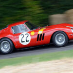 El Ferrari 250 GTO marcó un antes y un después. Ligero, potente y extremadamente exclusivo, combinaba un V12 con un chasis optimizado para competición. Su éxito en pista y su diseño lo convirtieron en uno de los autos más valiosos y deseados de la historia.