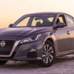 El Altima, especialmente modelos recientes, es vulnerable a ataques “relay” que interceptan la señal de la llave inteligente. Esto permite abrir y encender el auto sin necesidad de contacto físico, lo que lo convierte en un objetivo atractivo.