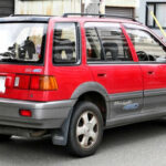 Este Civic elevado y con tracción total fue un adelantado a su tiempo. Mezclaba formato familiar con capacidades off-road cuando los SUV compactos aún no existían. Su sistema Realtime 4WD, que activaba automáticamente la tracción trasera, anticipó tecnologías que Honda sigue usando hoy.