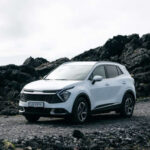 El Kia Sportage es uno de los pilares de la producción de Kia en Estados Unidos. Se fabrica en la planta de West Point, Georgia, que opera prácticamente a plena capacidad durante todo el año.

Es el modelo más producido en suelo estadounidense dentro de la marca y también uno de los más vendidos en el país. Su éxito se apoya en su equilibrio entre precio, tecnología y versatilidad.

La última generación suma más equipamiento y un diseño más moderno. Parte de su producción también se realiza en otras regiones, pero una gran cantidad de unidades para EE.UU. sale directamente de Georgia.