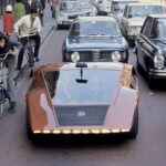 El Lancia Stratos Zero es uno de los concept cars más radicales de la historia. Con apenas 84 cm de altura y una carrocería en forma de cuña, parecía un vehículo sacado de una película de ciencia ficción.

Su acceso no tenía puertas convencionales, sino un parabrisas abatible, y montaba un motor V4 de origen Lancia con potencia modesta. El modelo de producción posterior, el Stratos, sí se convirtió en leyenda del rally, pero sin este nivel de extremo diseño.