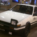 El Toyota AE86 parecía un compacto sin grandes aspiraciones cuando llegó al mercado, pero su configuración de tracción trasera y su bajo peso lo convirtieron en una máquina muy apreciada por los conductores.

Con el tiempo, su presencia en la cultura del drifting lo elevó a categoría de leyenda, especialmente entre los entusiastas de la conducción deportiva.