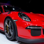 El Porsche 911 GT3 RS es uno de los deportivos más estridentes del mercado. Su motor bóxer atmosférico de 4.0 litros puede superar los 108 dB a plena carga.

El sonido se intensifica a altas revoluciones, especialmente cerca del corte, convirtiéndose en una experiencia auditiva tan intensa como su rendimiento en pista.