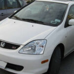 El Honda Civic Si parece un compacto normal, pero esconde un motor 1.5 turbo con alrededor de 200 CV. Su peso contenido y su caja manual lo convierten en un coche muy ágil.

Es uno de los ejemplos clásicos de “sleeper”, capaz de sorprender en aceleración sin llamar la atención.