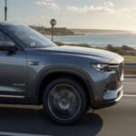 Mazda apuesta por un motor seis cilindros en línea turbo, una configuración típica de marcas premium. El resultado es una entrega de potencia suave, lineal y sin vibraciones, ofreciendo una sensación de conducción refinada que normalmente se asocia a coches mucho más caros.