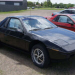 El Fiero prometía ser el primer deportivo accesible de GM con motor central, pero terminó llegando con apenas 92 CV en sus versiones base. Su diseño era llamativo, pero el rendimiento era limitado, especialmente en aceleración. Aunque tenía buen balance, nunca logró justificar su imagen de auto deportivo.