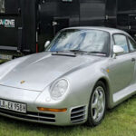 El Porsche 959 es uno de los grandes hitos tecnológicos de los años 80. Oficialmente declarado con 197 mph de velocidad máxima, en condiciones reales superaba con facilidad los 200 mph. Su sistema de tracción integral y su motor bóxer biturbo de 2.8 litros lo convirtieron en un laboratorio rodante que anticipó el concepto de superdeportivo moderno.