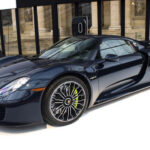 El Porsche 918 Spyder marcó un antes y un después en la era de los híbridos de alto rendimiento. Su sistema combina un V8 atmosférico de 4.6 litros con dos motores eléctricos, alcanzando 887 CV y una velocidad punta cercana a 340 km/h (214 mph). Fue uno de los primeros hiperdeportivos en demostrar que la electrificación podía convivir con el rendimiento extremo.