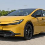 El Toyota Prius 2026 arranca en 29.745 dólares, quedando ligeramente por debajo del Camry. Su gran argumento es el consumo: puede alcanzar hasta 57 mpg combinados, una cifra muy superior a la del popular sedán de Toyota.

Además, mantiene una excelente reputación en fiabilidad y bajos costes de uso. El único sacrificio frente al Camry está en el espacio trasero y la altura para la cabeza, pero para quienes priorizan ahorro diario, sigue siendo una referencia.