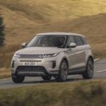 El Range Rover Evoque 2017, con precios entre 26.998 y 30.888 dólares, continúa siendo uno de los SUV más atractivos visualmente de su segmento. Su interior presume de acabados elegantes, asientos calefactables y portón eléctrico de serie. No es el más espacioso ni el más práctico, pero su imagen premium sigue muy por encima de muchos SUV nuevos generalistas.