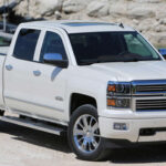 La Silverado 1500 de 2014 llegó con premios importantes y buenas críticas iniciales, pero con el tiempo se ha convertido en una de las pickups más problemáticas de su generación. Con más de 1.400 quejas registradas, presenta fallos graves como problemas de transmisión, fallos eléctricos intermitentes y defectos en sistemas de seguridad como airbags y dirección asistida.