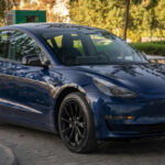 Aunque Tesla tiene una imagen premium, su valor residual no siempre lo refleja. Modelos como el Model 3 han perdido más del 50% de su valor en cinco años en algunos mercados. Esto se debe a recortes de precios frecuentes y a la rápida evolución tecnológica de las baterías.