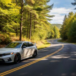 El Civic Type R parte de una base completamente convencional, pero su enfoque es radicalmente deportivo. Su motor turbo y su chasis afinado para circuito lo convierten en uno de los compactos de tracción delantera más rápidos y precisos del mercado. Es un coche que combina uso diario con rendimiento de pista.